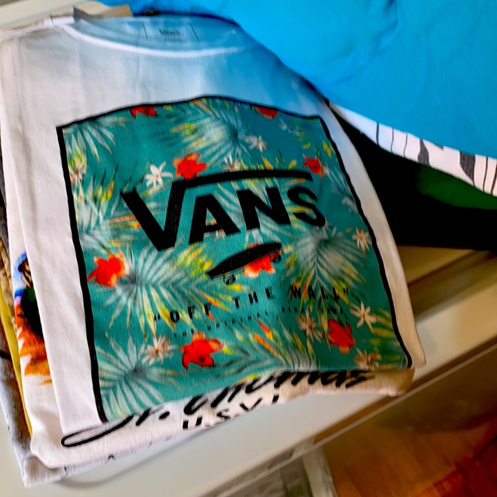 MYSTERY BOX: Graphic Tees - Picture 6 of 9